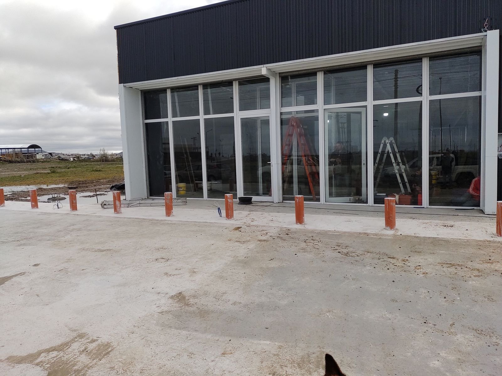 Fachada comercial con carpintería de aluminio y grandes paños vidriados ejecutada por Lgm