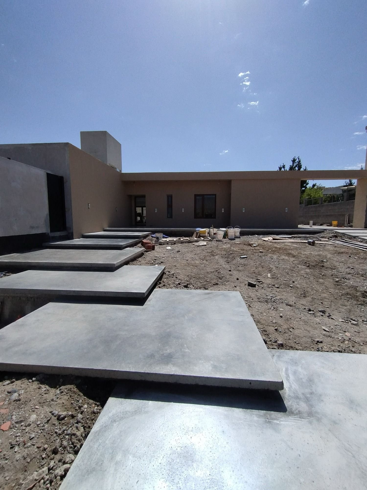 Plataformas de hormigón alisado que forman el acceso a una vivienda
